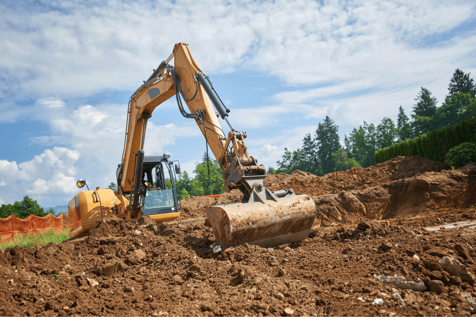Baggerarbeiten für Aushub an einer Baustelle in Hamburg, Erdarbeiten für Fundamentvorbereitung